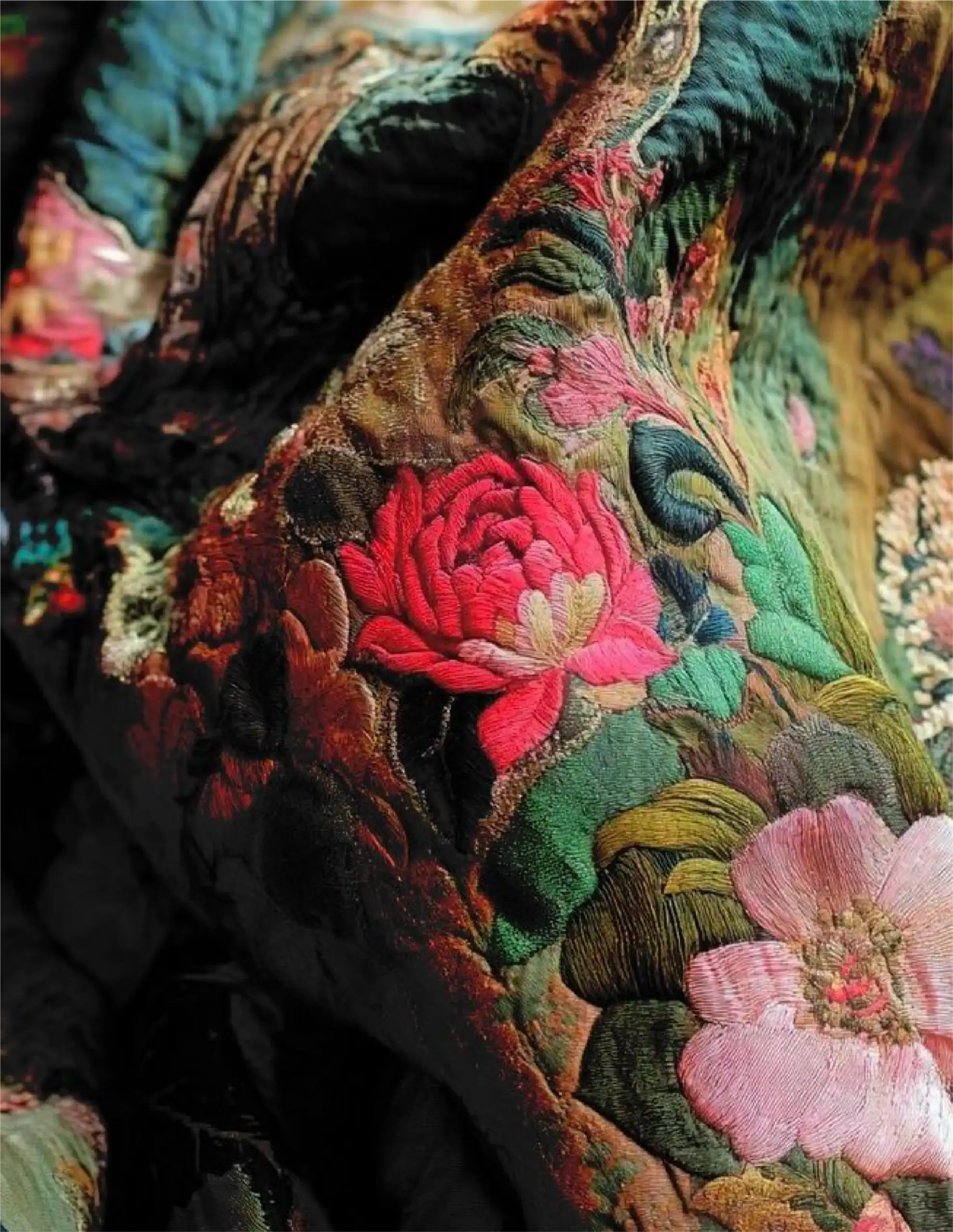 Tessuto floreale ricamato con colori vivaci e dettagliati motivi floreali.