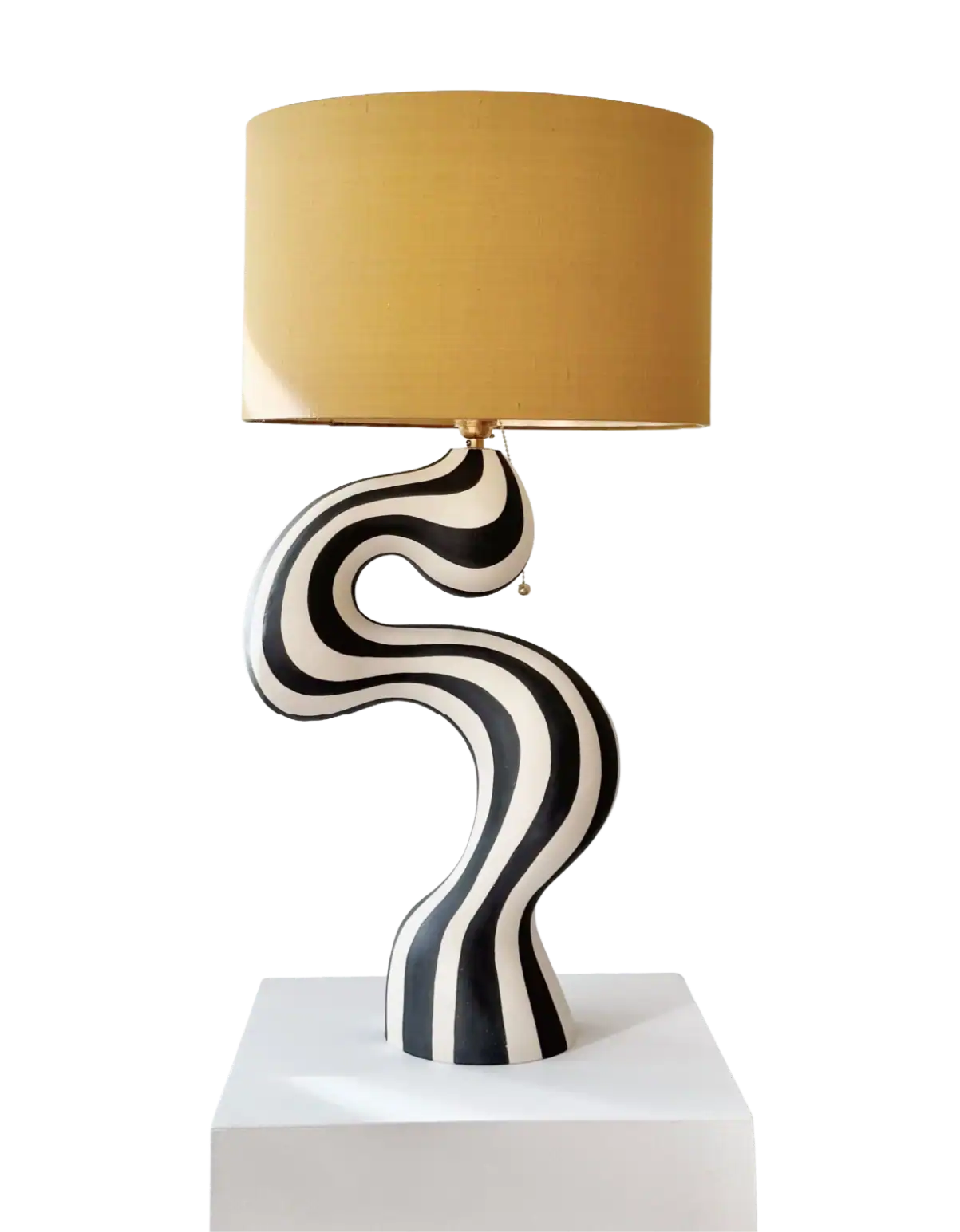 Elegante lampada da tavolo scultorea in bianco e nero con paralume beige per un arredamento contemporaneo.