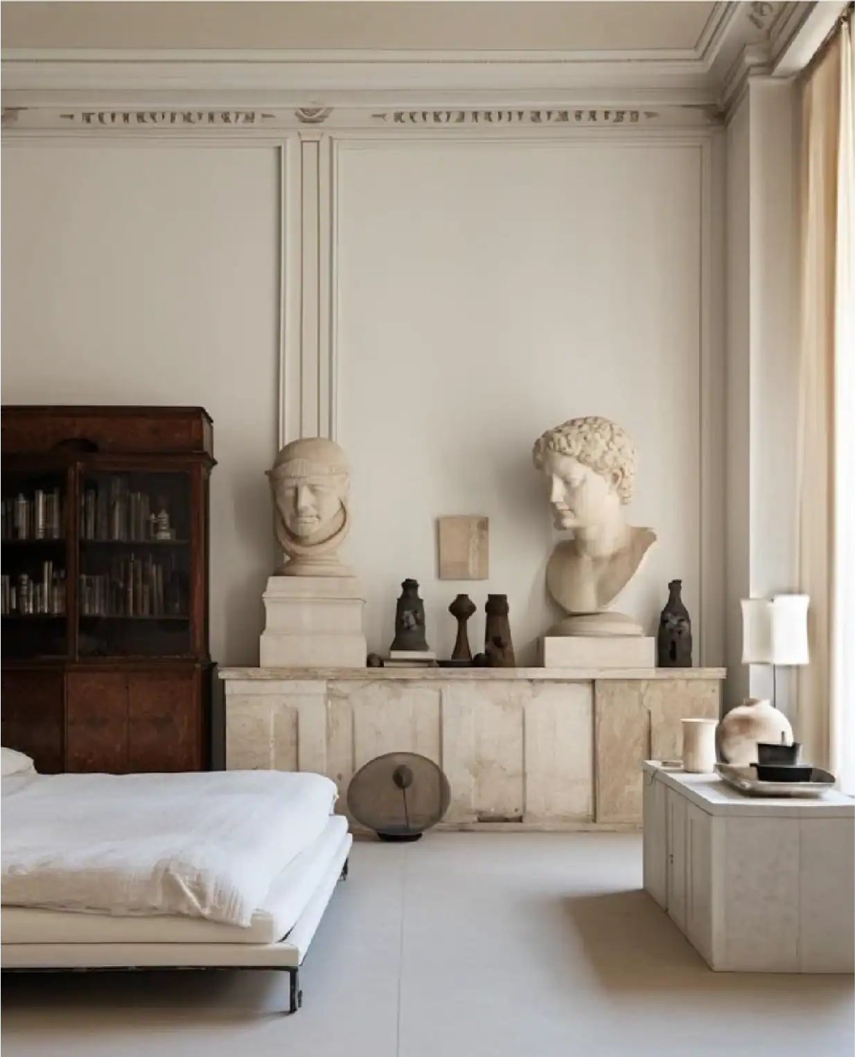Interni eleganti con sculture a busto, arredamento vintage e architettura classica.