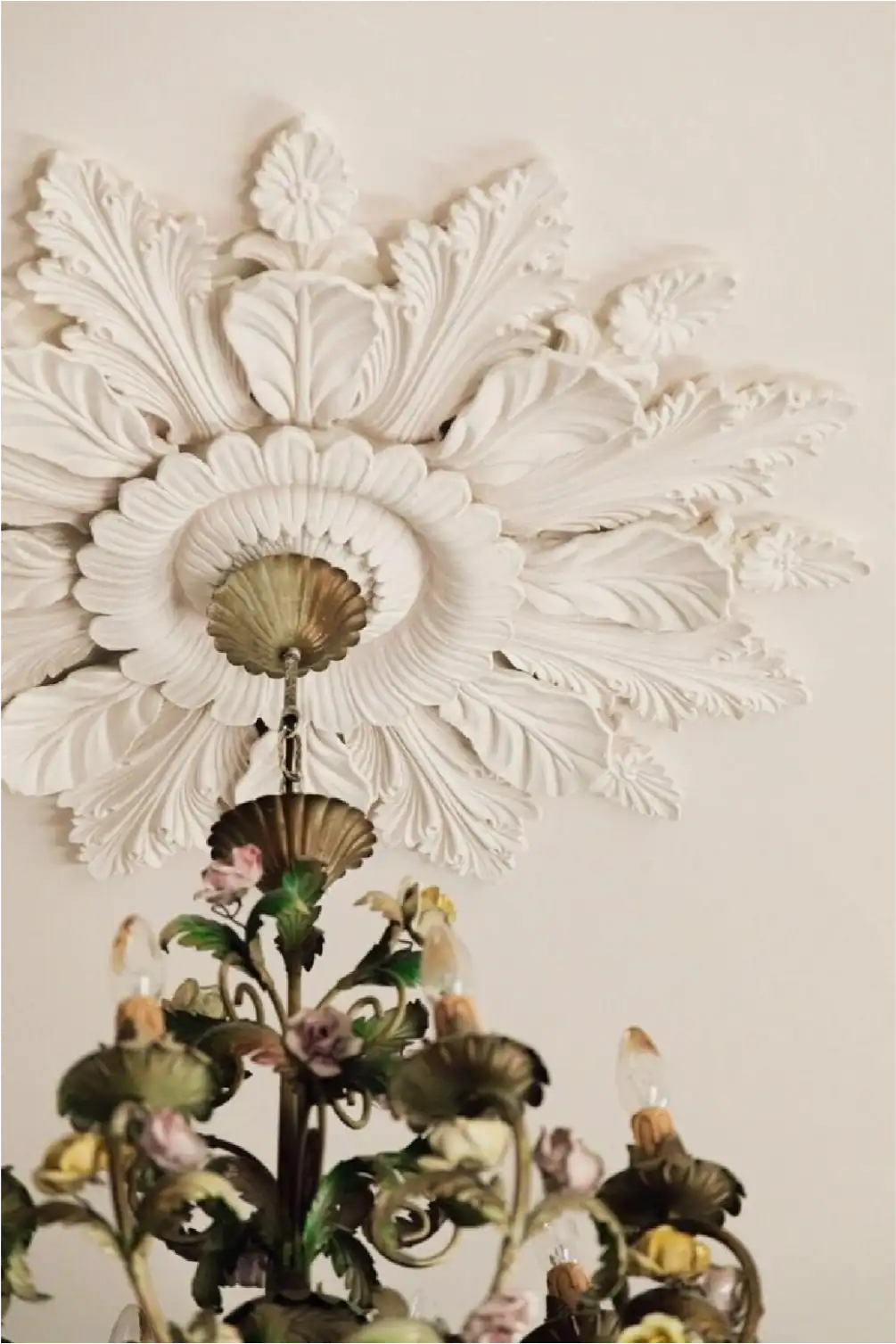Medaglione per soffitto floreale ornato con dettagli in stucco e disegno floreale.