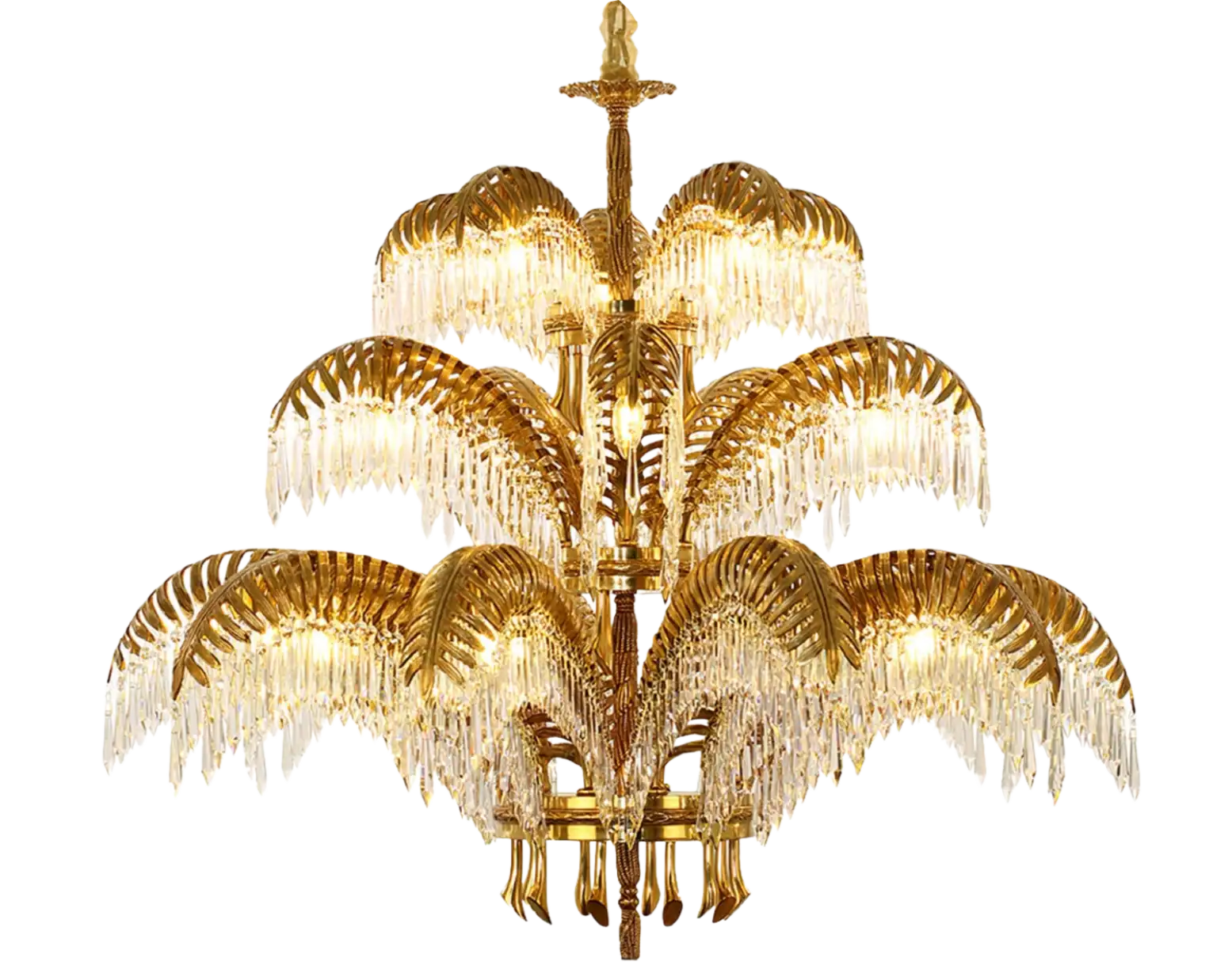 Lampadario in oro con bracci in vetro a cascata e illuminazione calda per interni lussuosi.