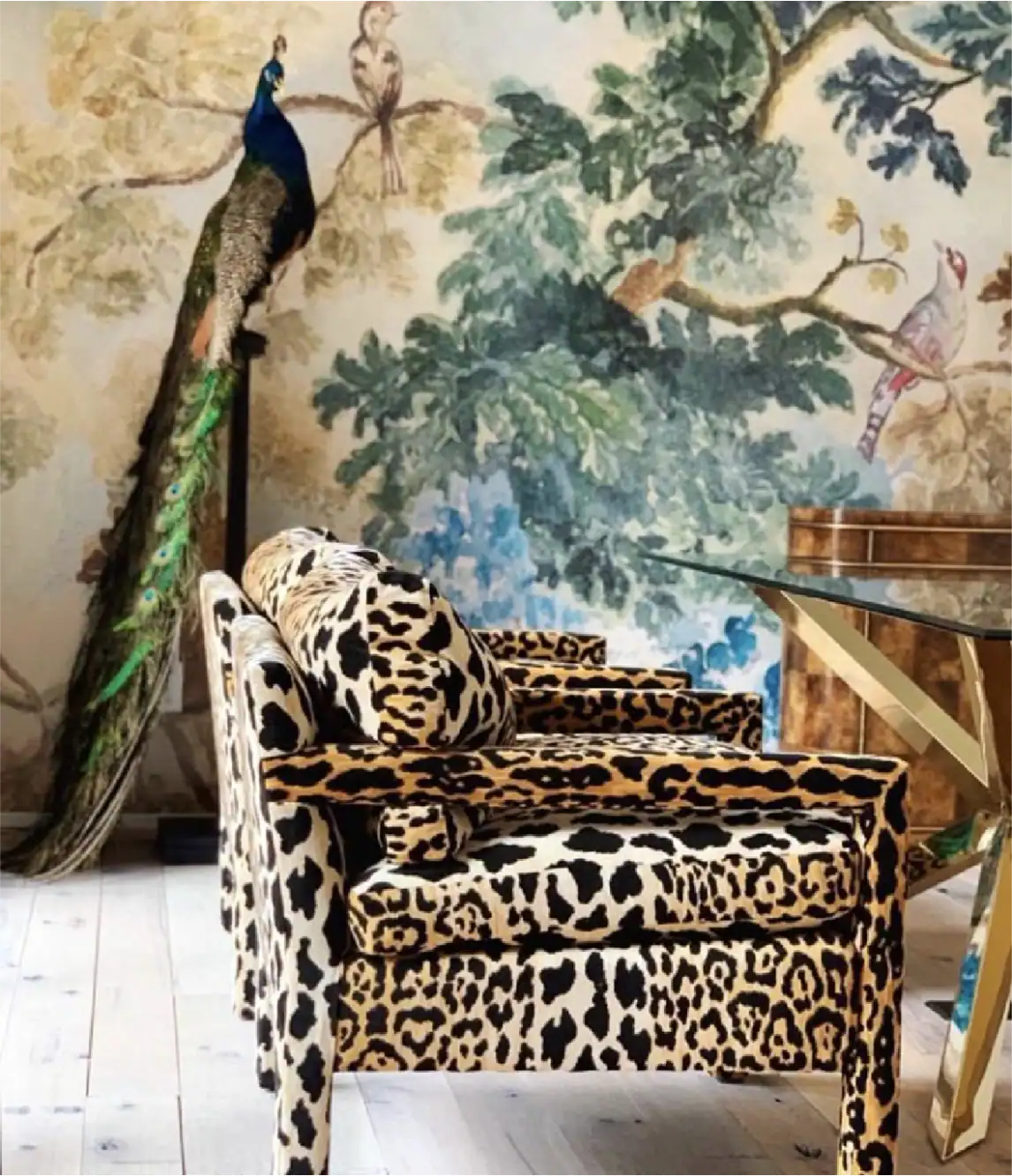 Poltrona di lusso con stampa leopardata, decorata con un murale di pavoni e natura.