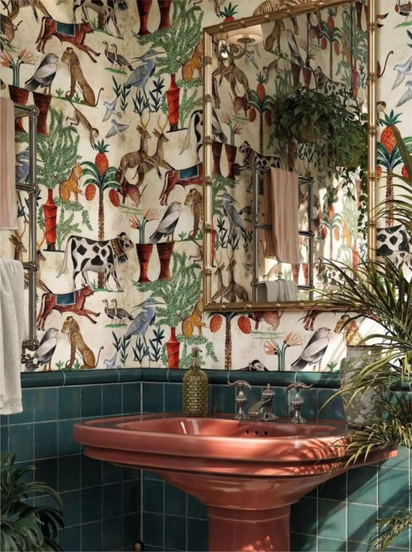 Carta da parati botanica vintage con lavandino rosa e vegetazione lussureggiante in un bagno elegante.