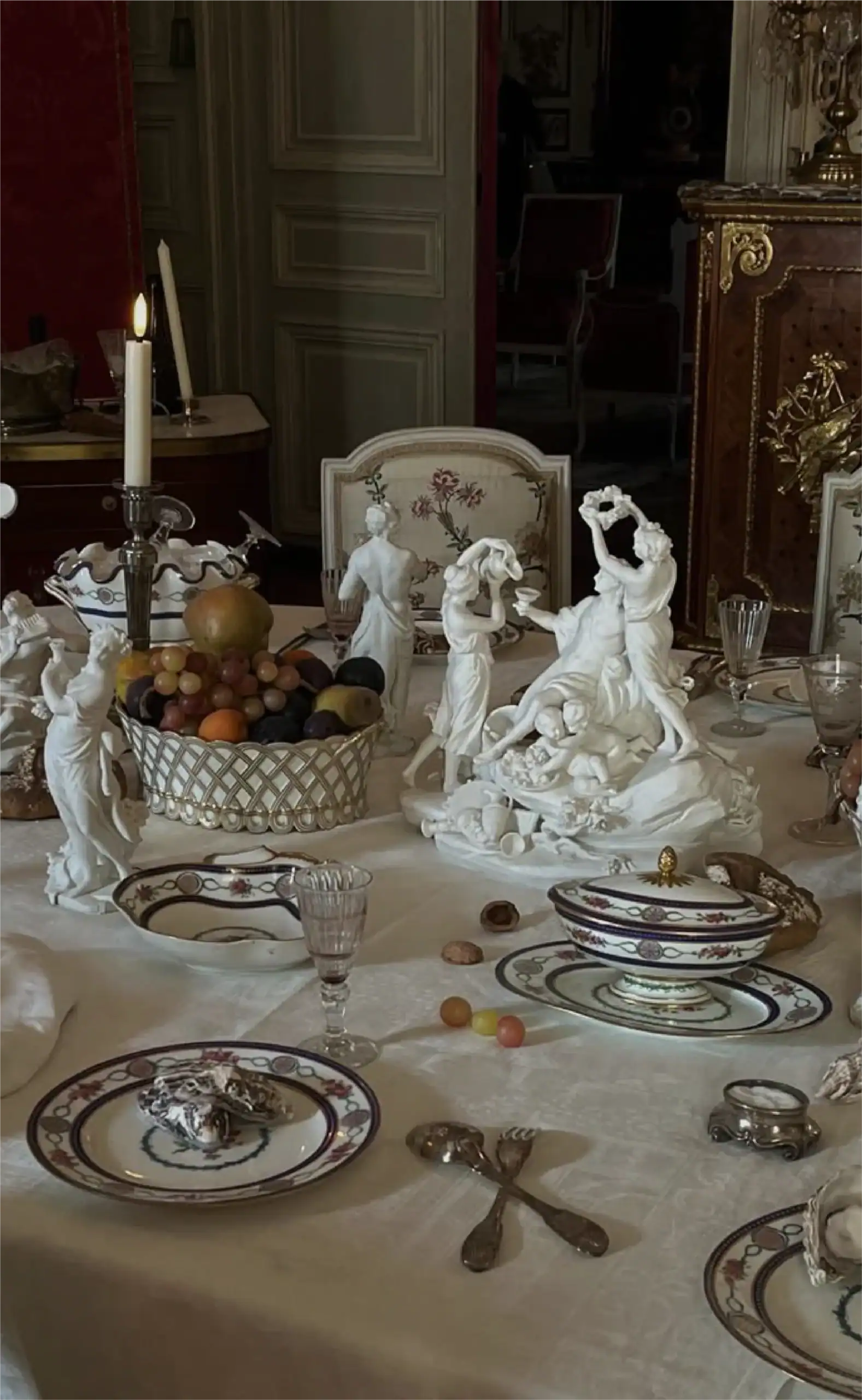 Bellissimo tavolo vintage con statuette in porcellana, porcellane pregiate e decorazioni eleganti.