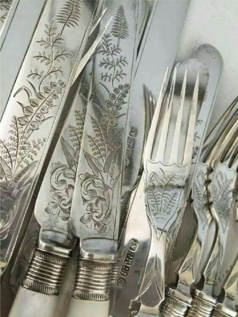 Posate vintage con disegni floreali incisi, forchette e coltelli da tavola.