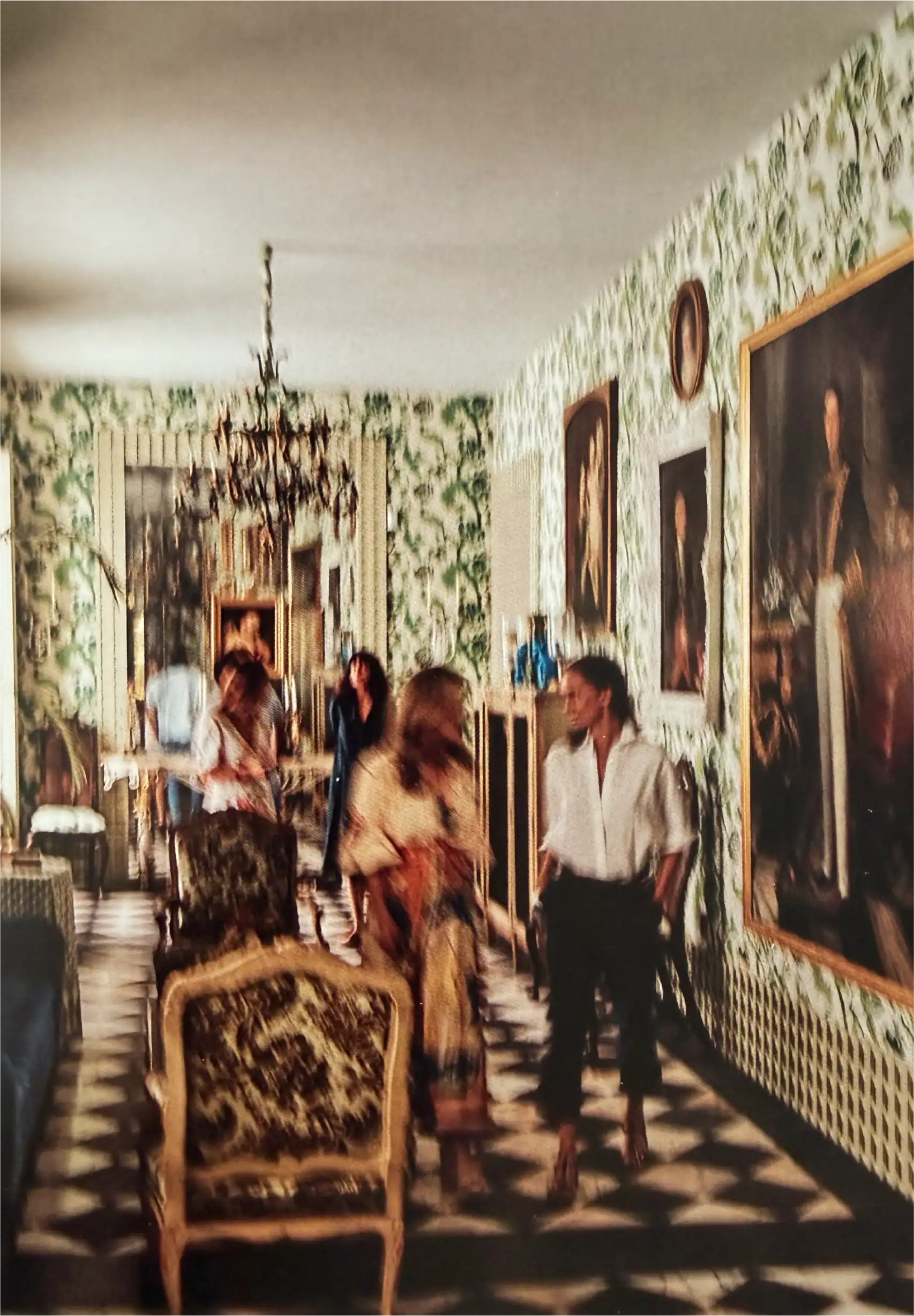 Persone che osservano opere d'arte all'evento di apertura della galleria d'arte Eva Broda.