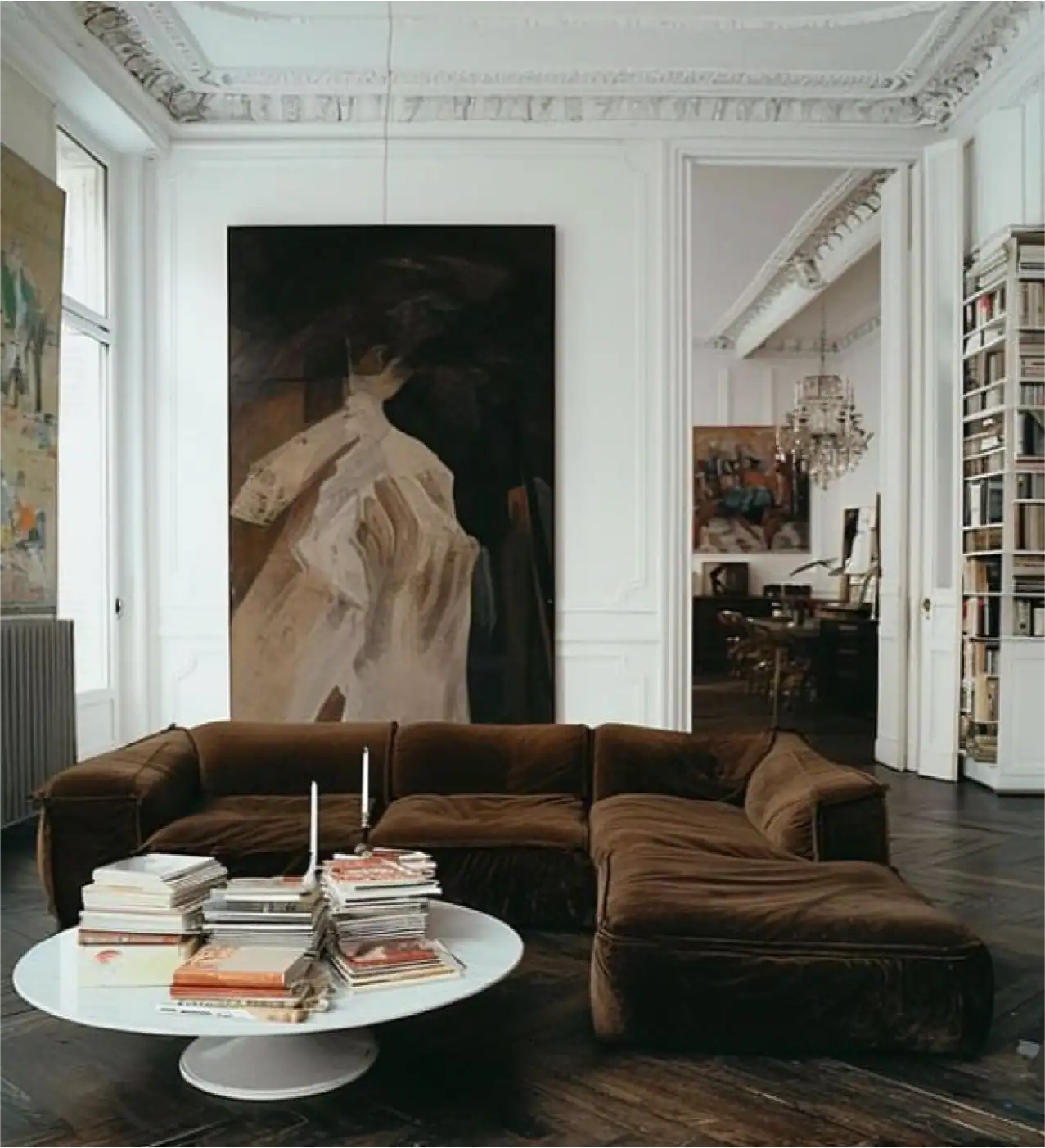 Elegante soggiorno con grandi opere d'arte e mobili vintage in una casa di lusso.