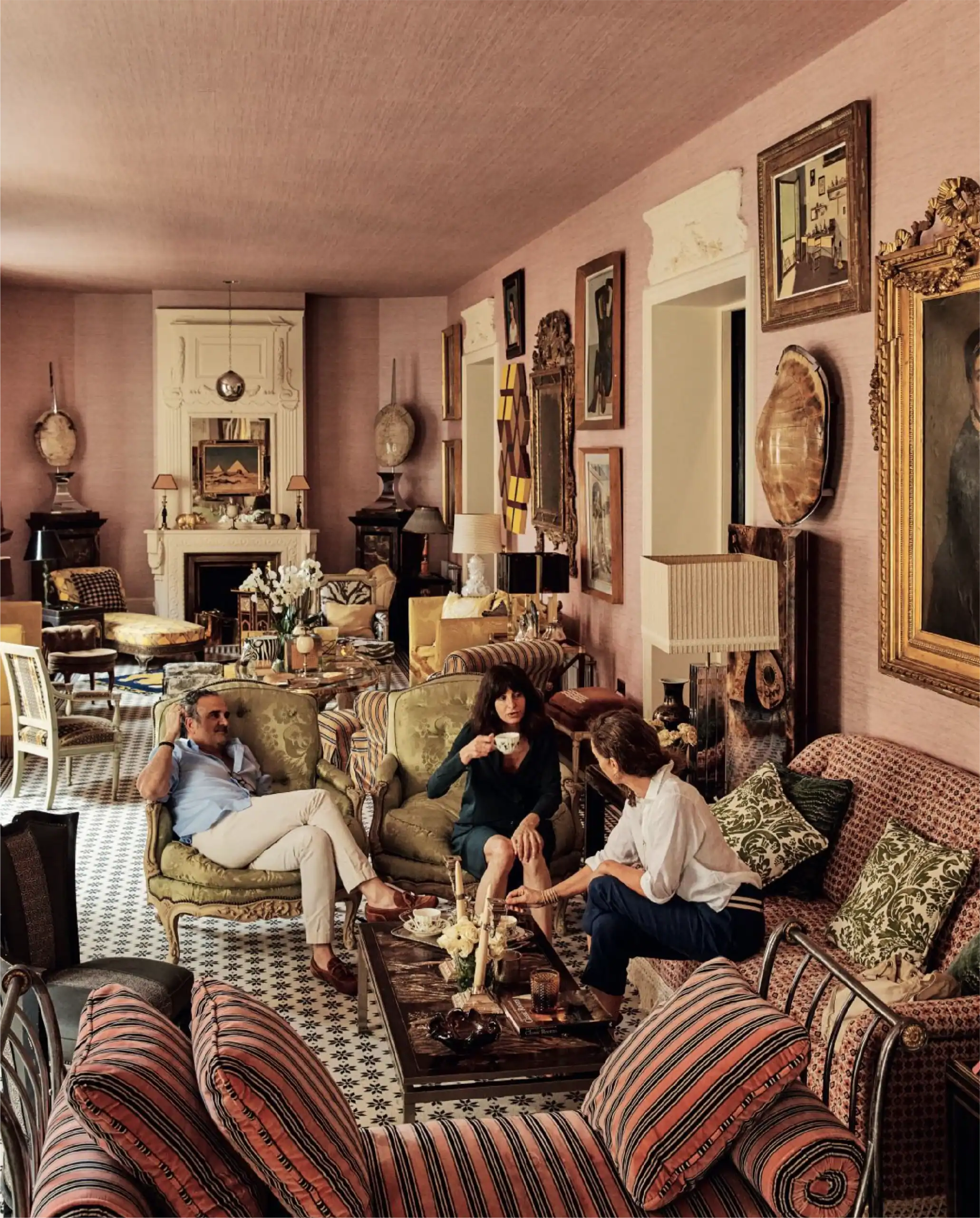 Soggiorno vintage con famiglia che si rilassa e chiacchiera.