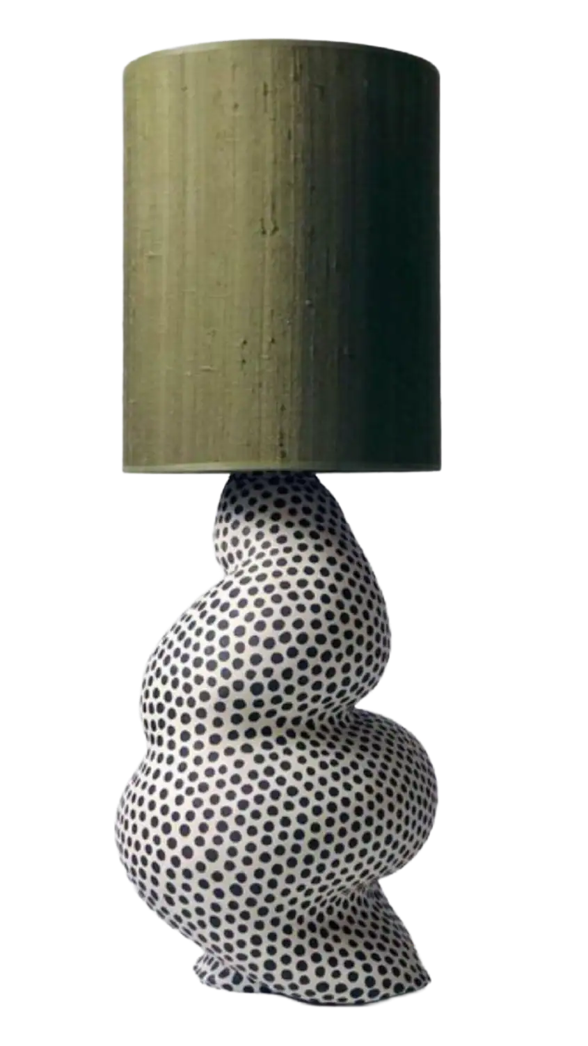 Elegante lampada da tavolo con base testurizzata a pois e paralume verde.