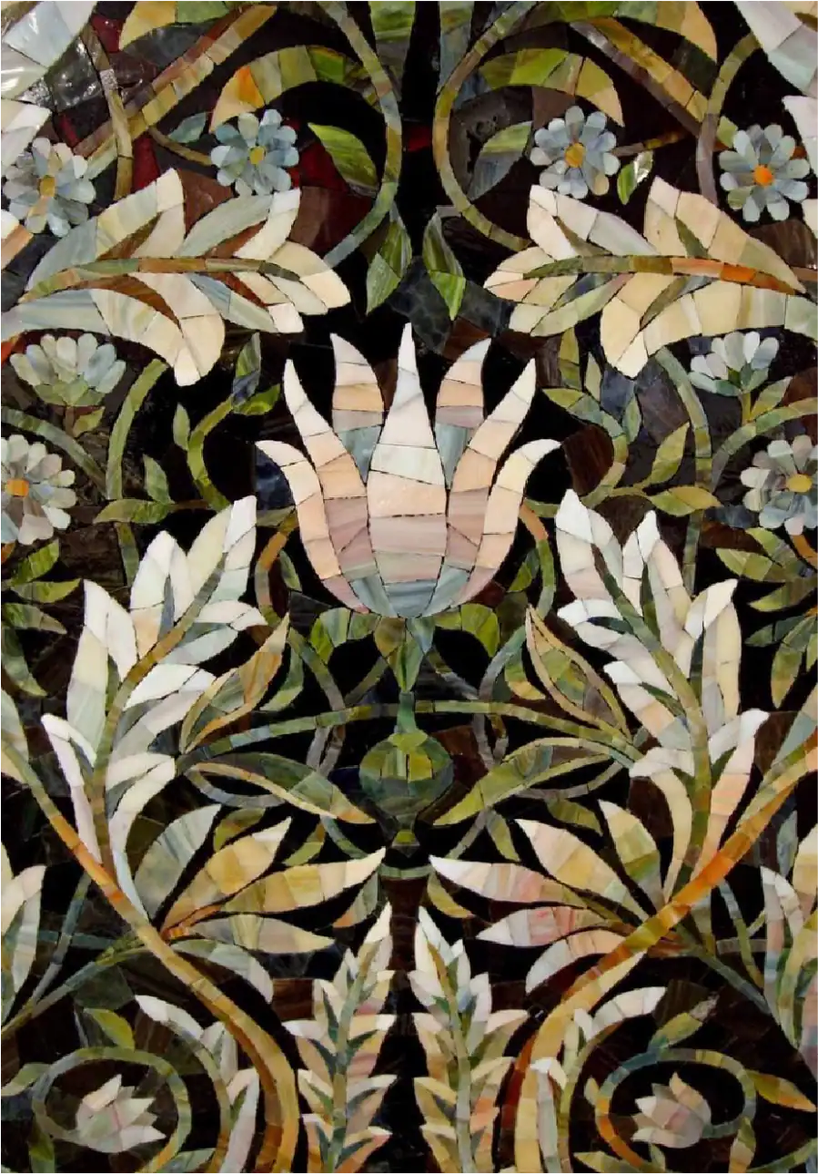 Mosaico floreale dettagliato con foglie e fiori colorati.