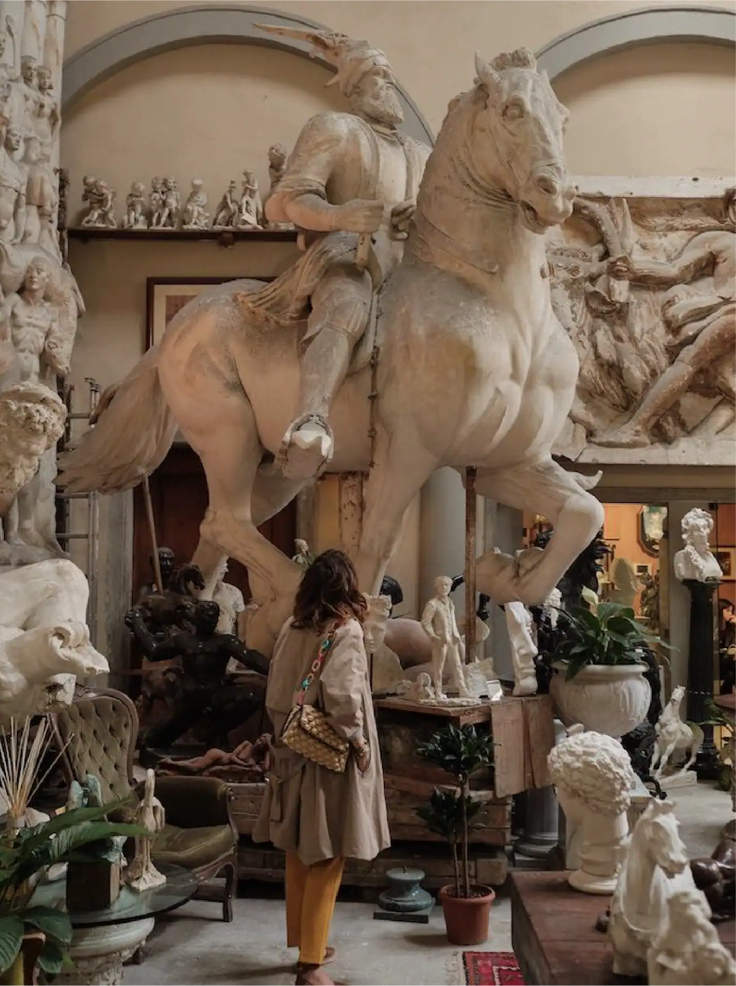 Vista dettagliata di una scultura classica greca di cavallo in un contesto museale.