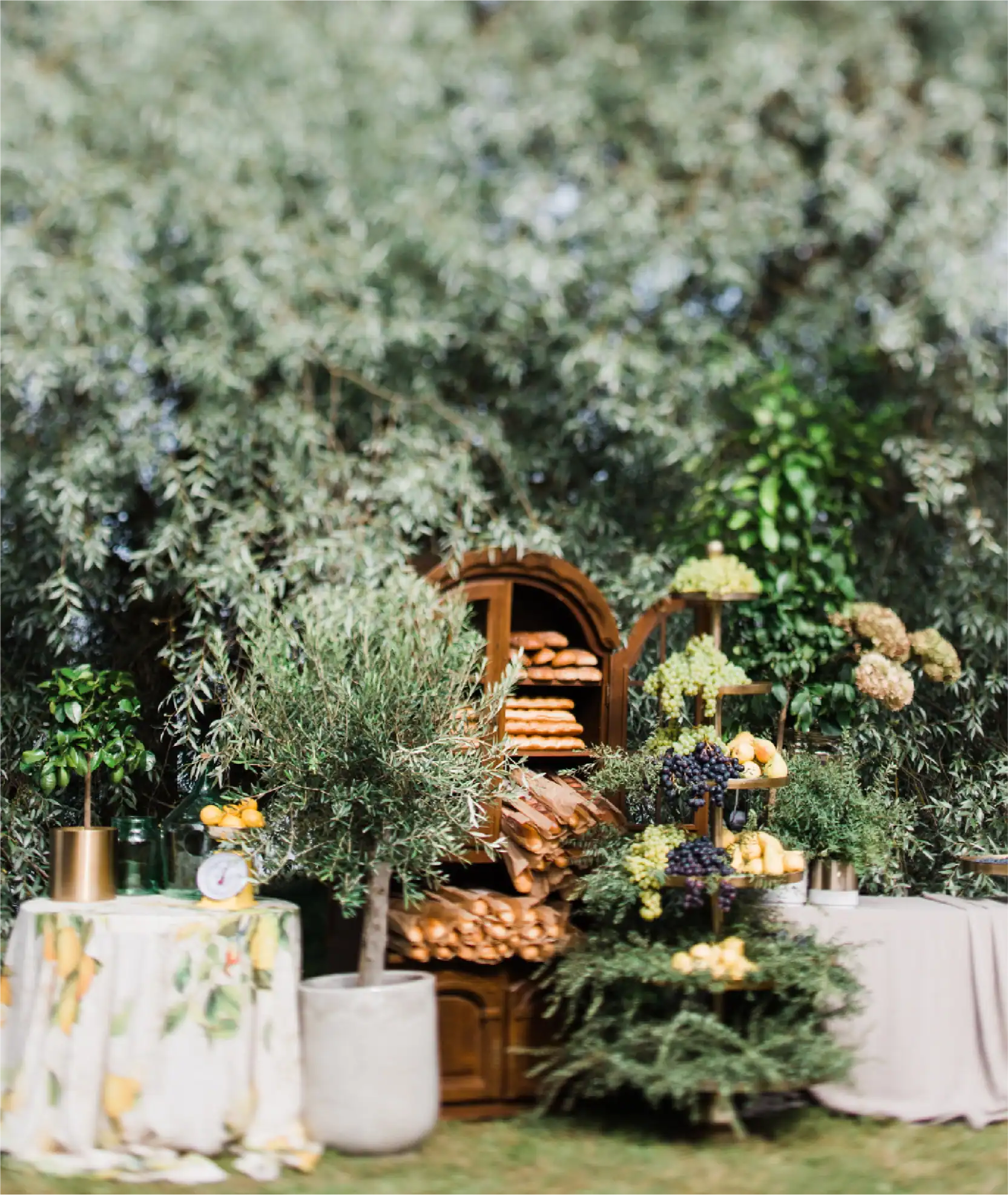 Elegante esposizione floreale e di verde con fiori, fogliame ed elementi decorativi per eventi.