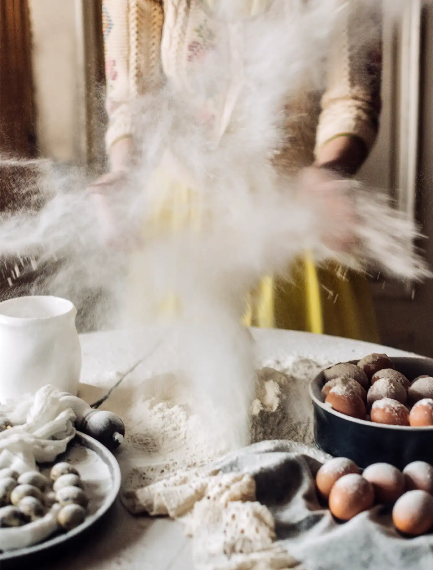 Biscotti e uova per cucinare in un'accogliente cucina casalinga.