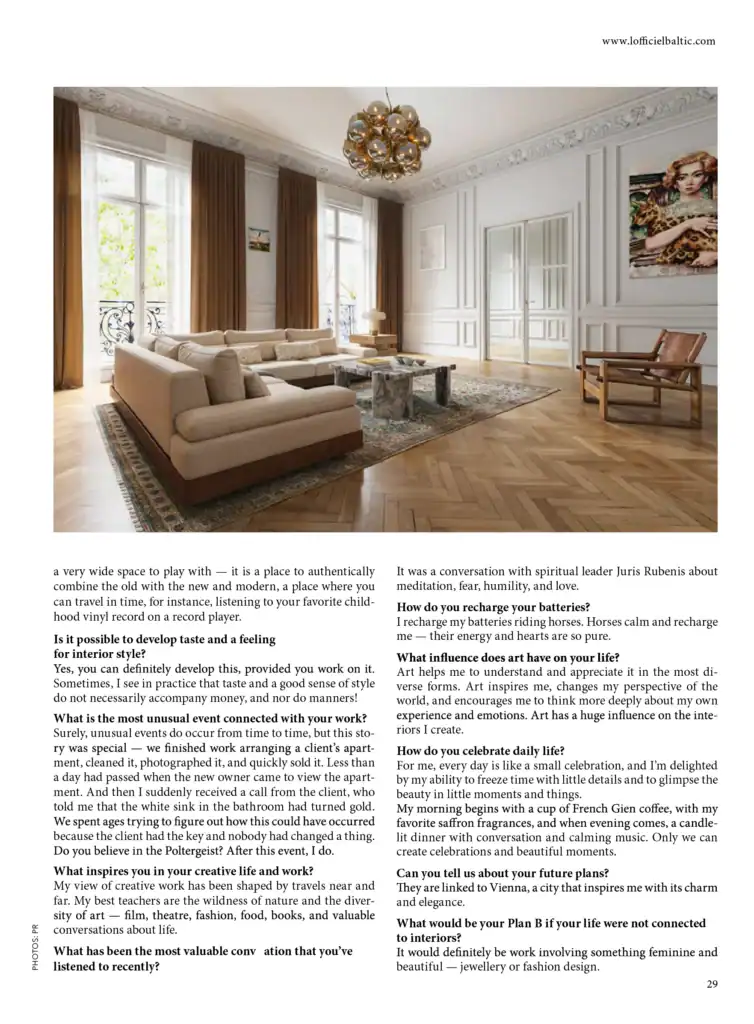 Elegante soggiorno con arredamento classico e luce naturale.