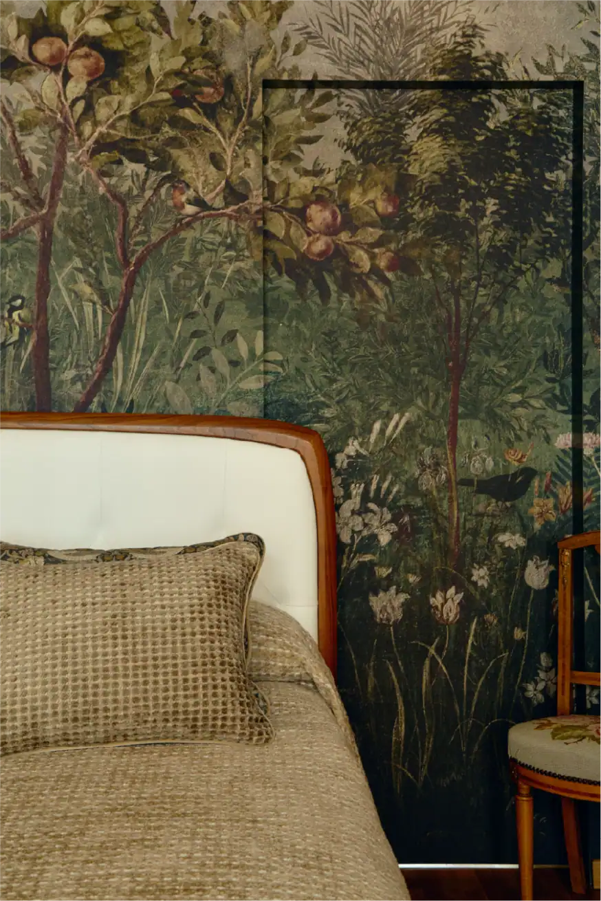 Bellissimo interno di una camera da letto con un dettagliato murale botanico, letto vintage e sedia classica.
