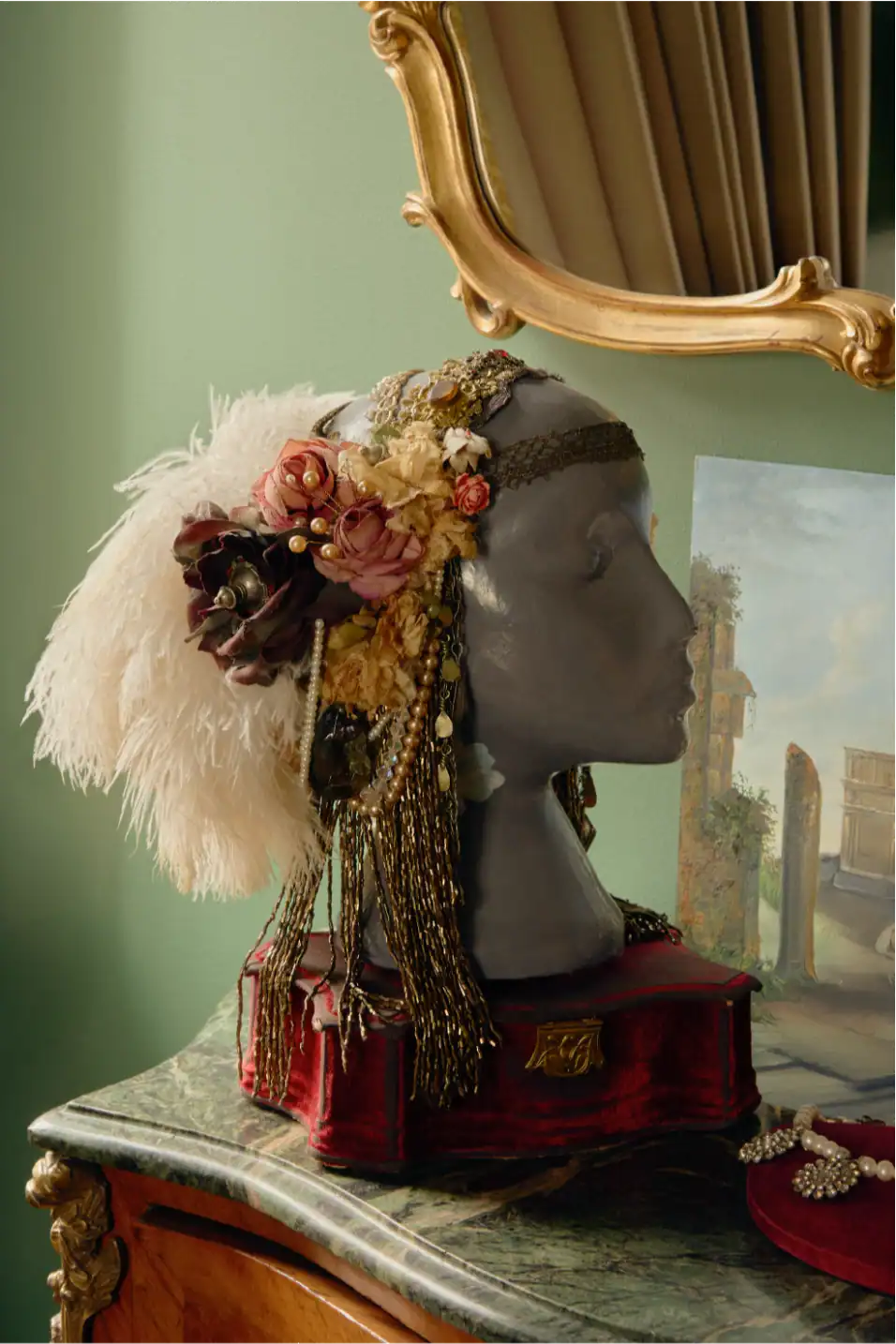 Diadema floreale vintage su testa di manichino, esposizione artistica con accessori.