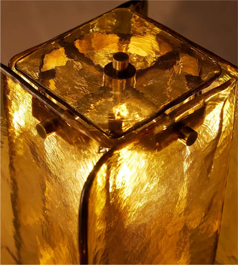 Lampada in vetro martellato oro con illuminazione ambientale calda per l'arredamento della casa.