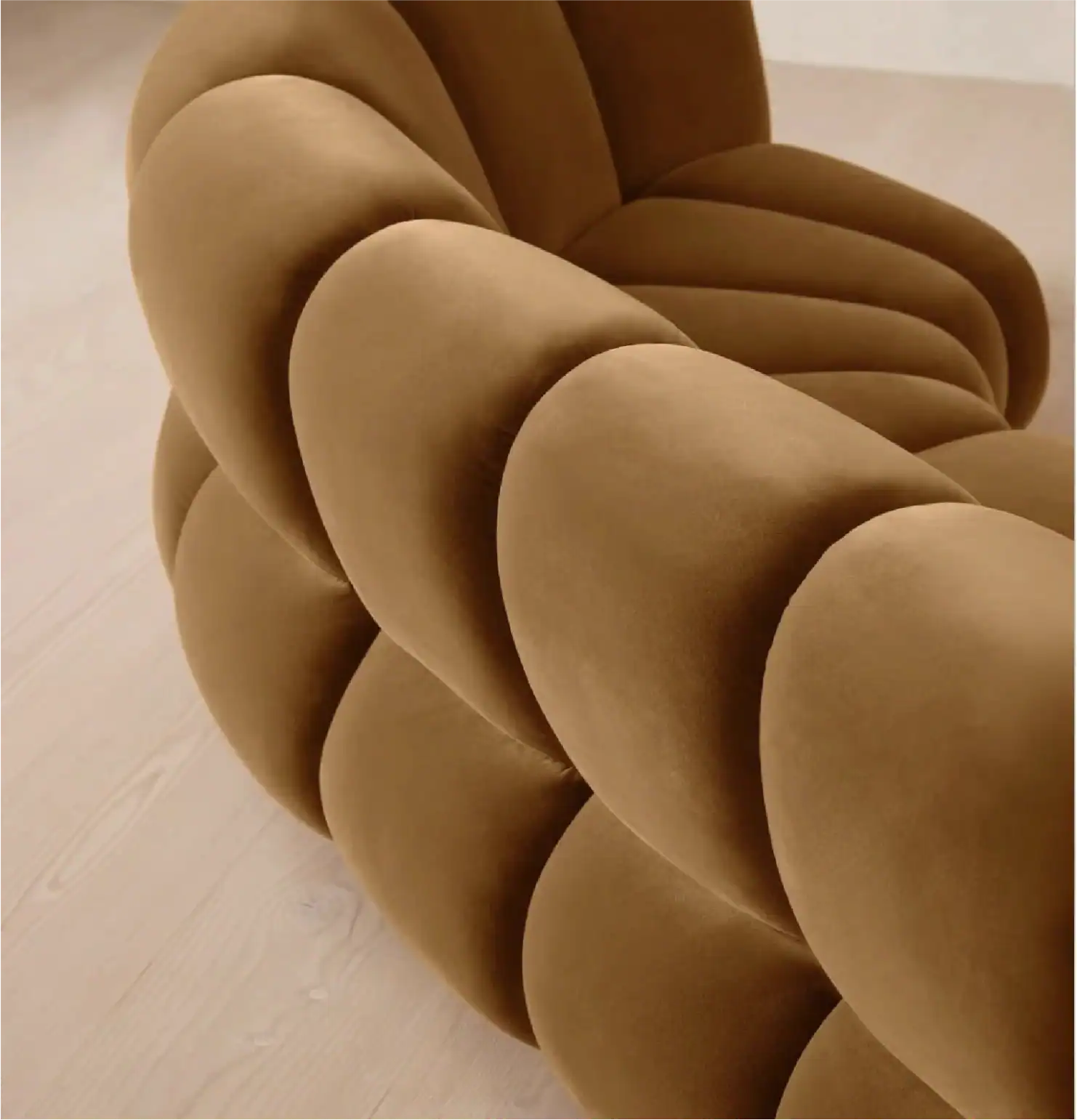 Poltrona di lusso in velluto beige dal design contemporaneo, perfetta per interni eleganti.