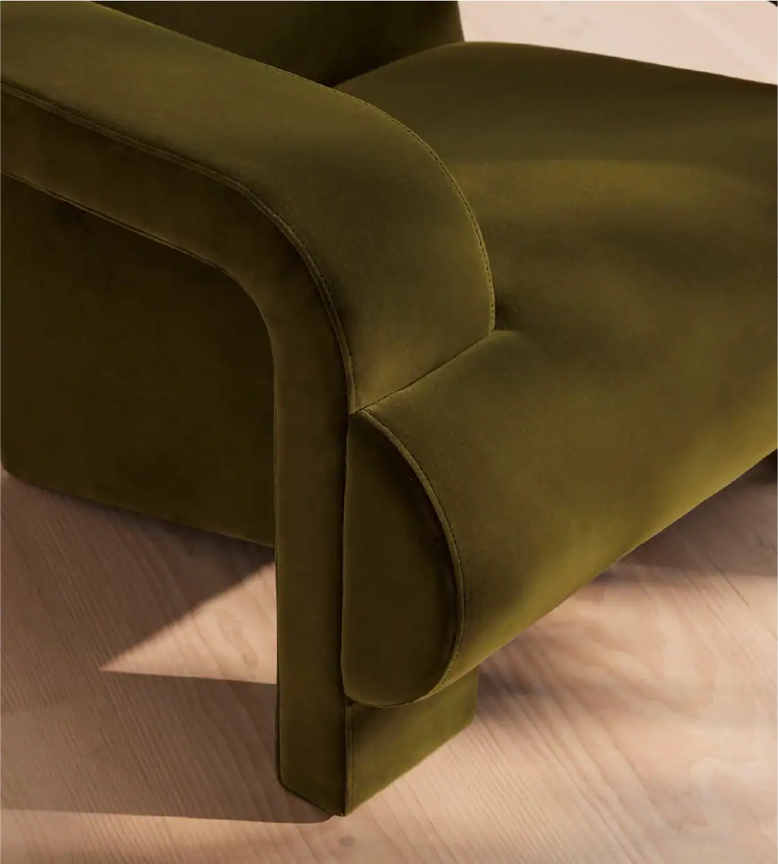 Poltrona in velluto verde con rivestimento soffice e design elegante.