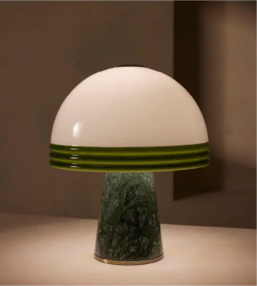 Elegante lampada da tavolo moderna con paralume a cupola bianca e base in marmo verde.
