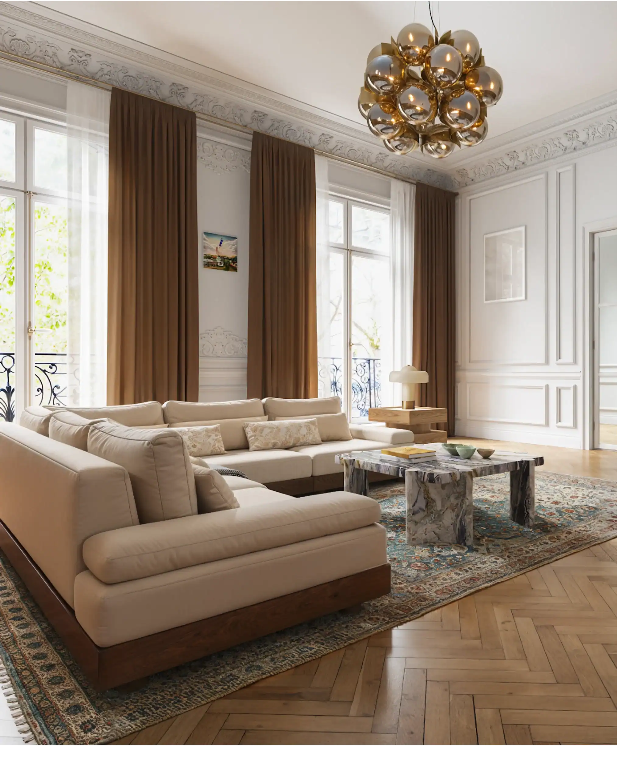 Ampio soggiorno con grandi finestre, divano beige e lampadario moderno.