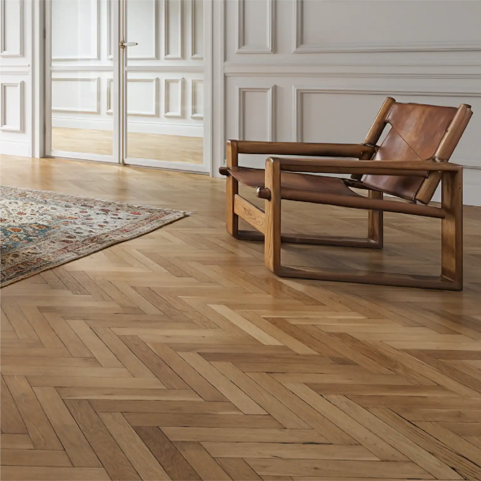 Elegante sedia da salotto in legno posizionata in un interno sofisticato con parquet a spina di pesce.