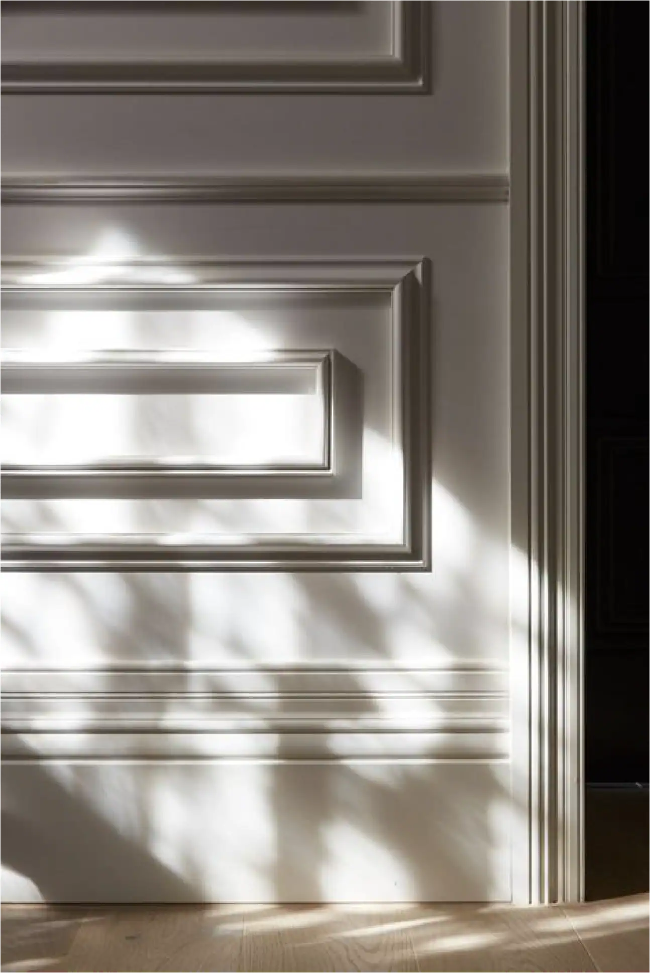 Porta Bianca Pannellata con Ombre di Luce Solare.