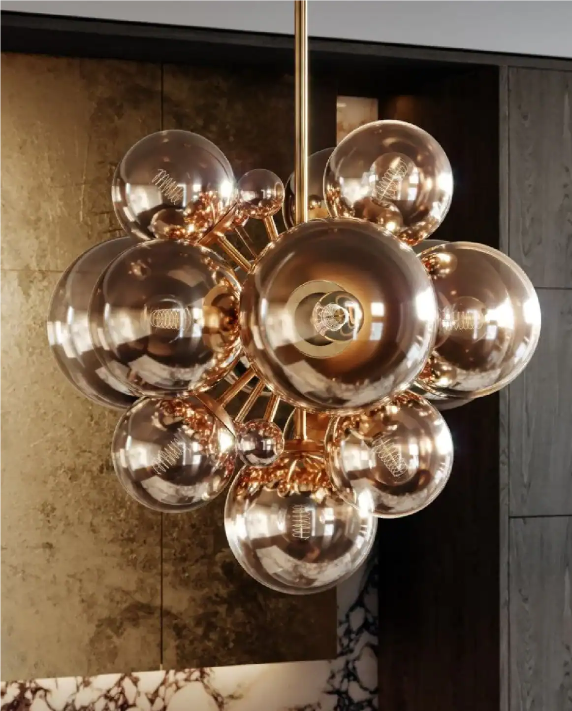 Elegante lampadario in oro con sfere in vetro per un arredamento d'interni contemporaneo.