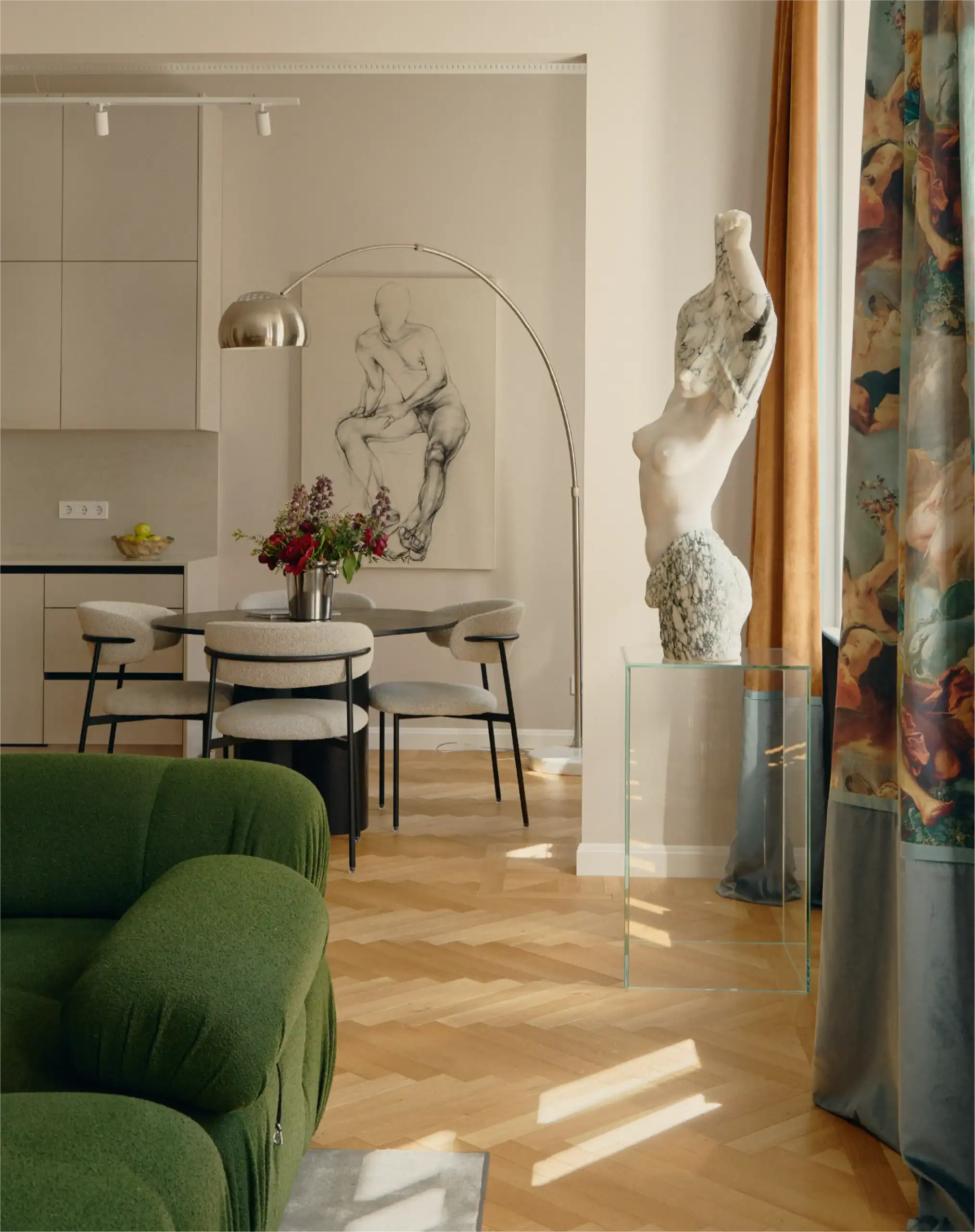 Elegante soggiorno con arte moderna, scultura e arredamento di stile.