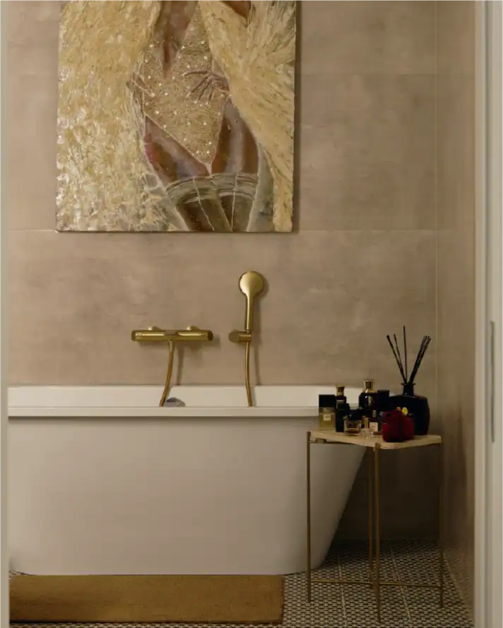 Bagno elegante con vasca bianca, rubinetteria dorata e arredo moderno.