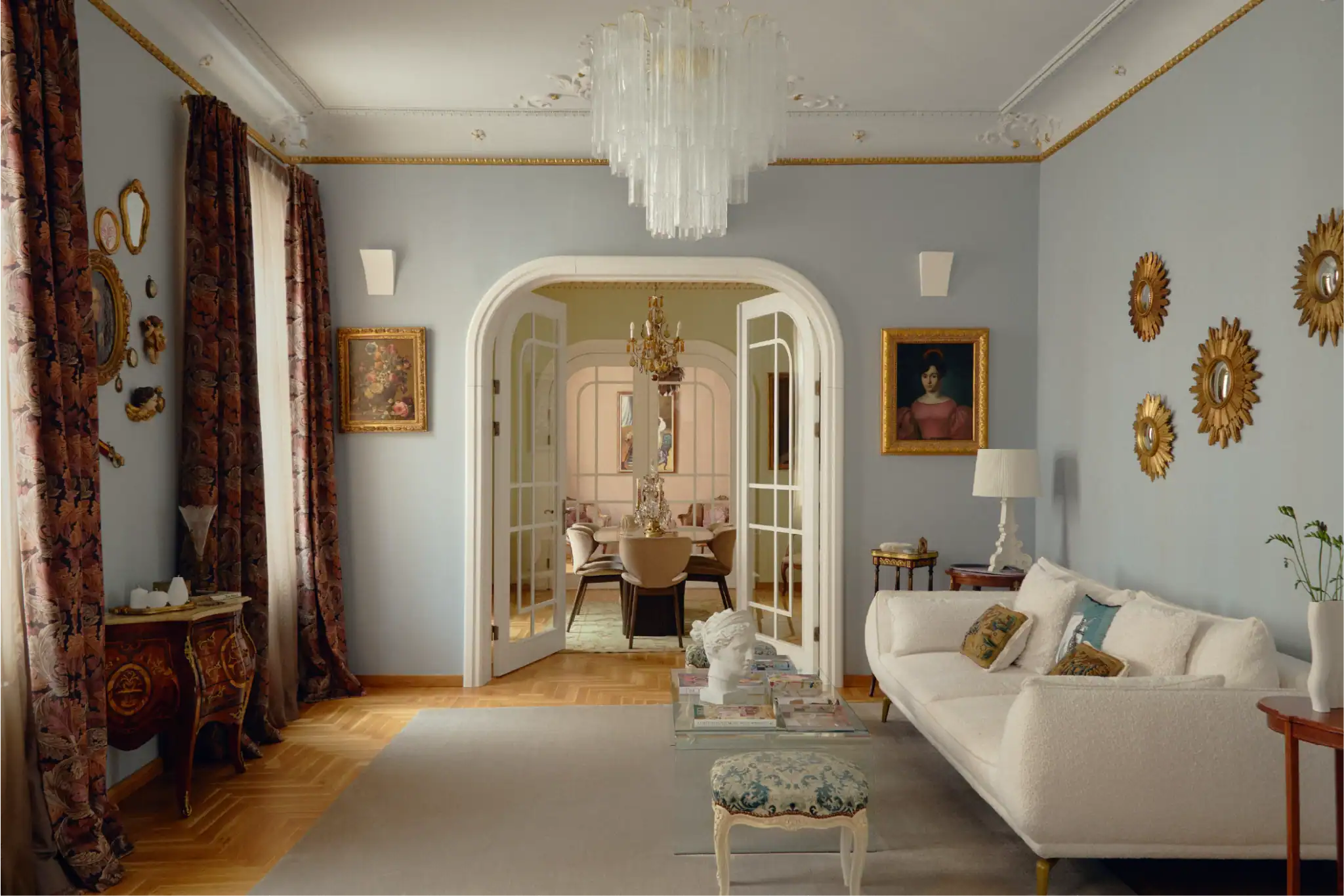 Elegante soggiorno con arredo classico, lampadario e mobili di stile.